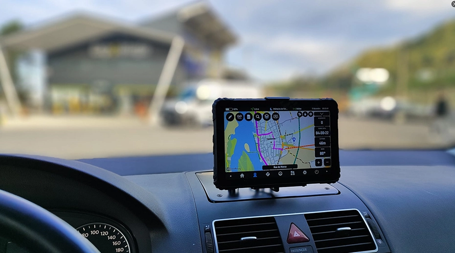 tablet and gps in car tablet and gps in car