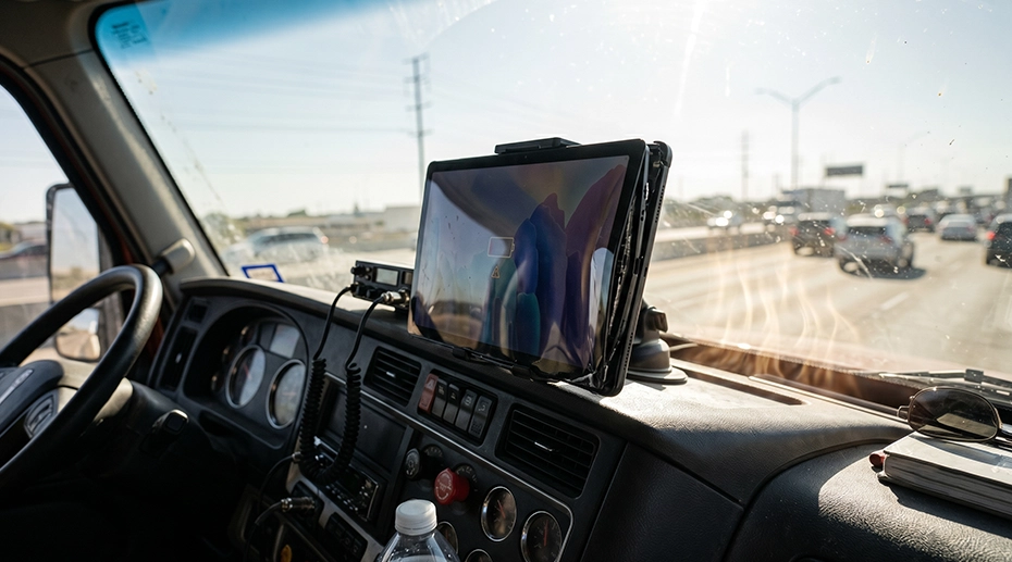 Checkliste für die Tablet-Installation in Fahrzeugen – 8 Schritte für den einsatzbereiten Flottenbetrieb