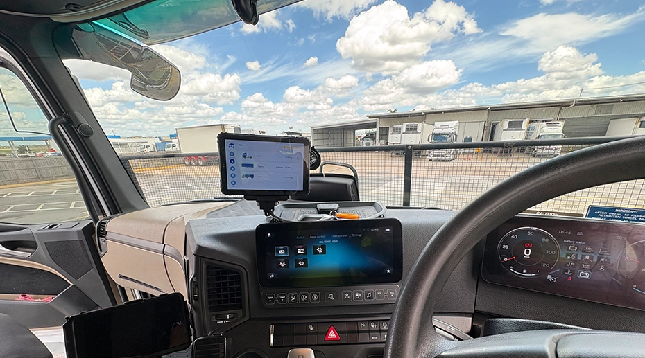 Rugged fleet tablet with external cellular antenna mounted in truck cab displaying signal strength diagnostic screen — cellular disconnection troubleshooting for vehicle deployments