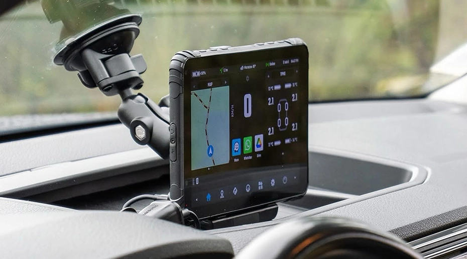 Off-road MDT880 vehicle telematics terminal running DEM contour navigation and LoRa satellite team tracking for forest patrols